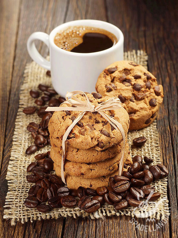 Biscotti al caffè con gocce di cioccolato