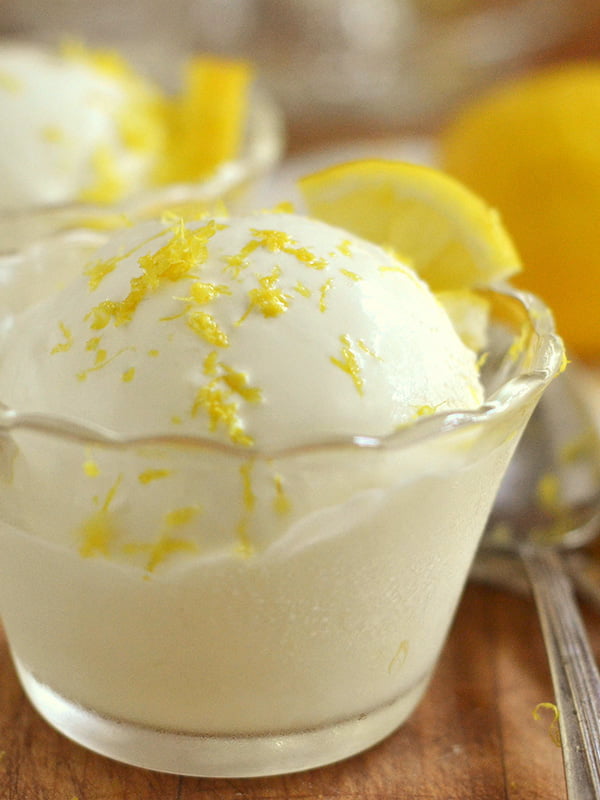 Gelato al limone con gelatiera