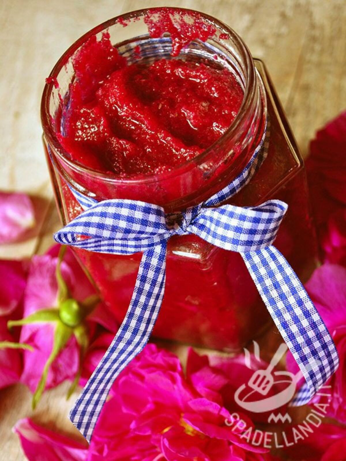 Marmellata di petali di rosa con decorazioni romantiche. Dolce fatto in casa  in vaso di vetro per una deliziosa colazione. Concetto di San Valentino,  tavolo in legno d'epoca Foto stock - Alamy