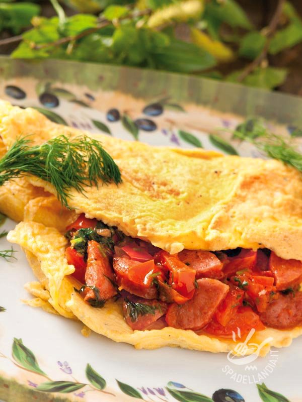 Omelette con peperoni, pomodorini e wurstel