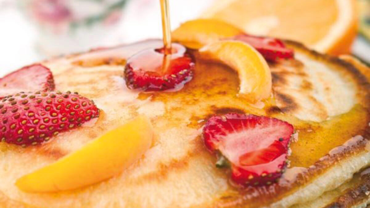 Pancakes con frutta fresca e miele 