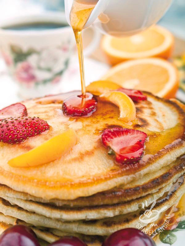 Pancakes con frutta fresca e miele