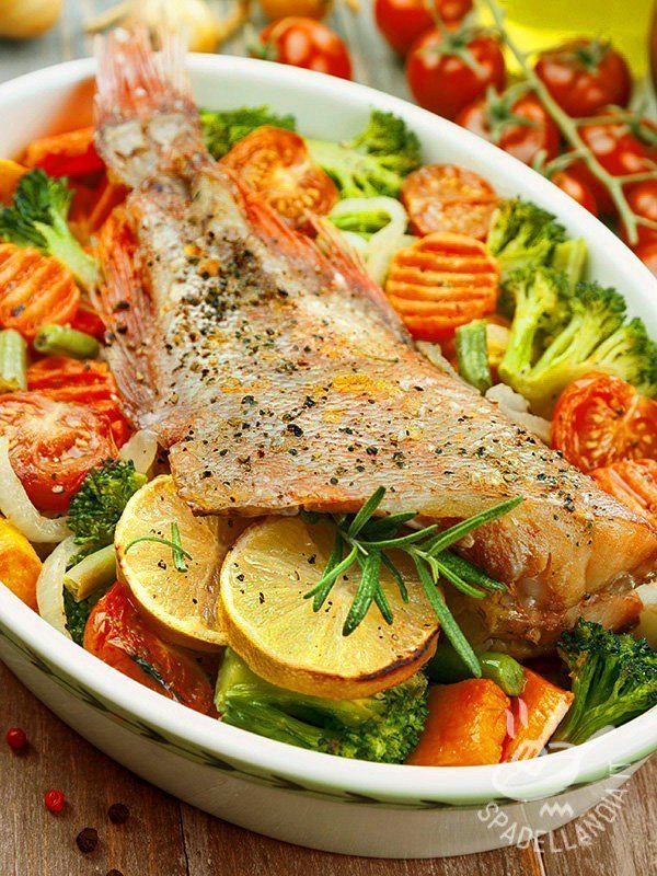 Pesce al forno su letto di verdure