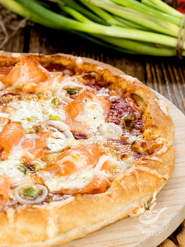 Pizza al salmone affumicato e formaggio fresco