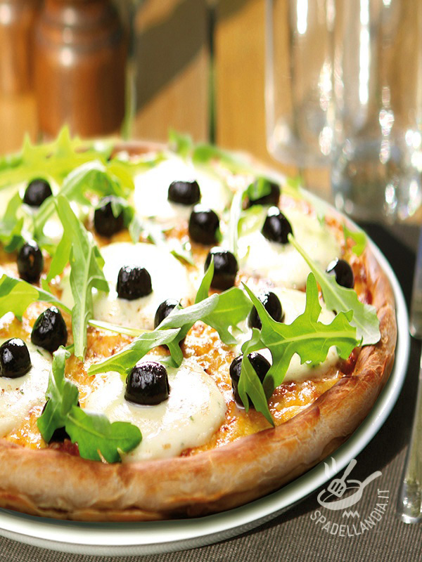 Pizza con olive nere e rucola