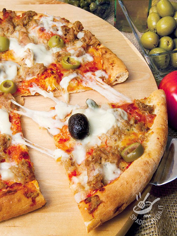 Pizza con tonno e olive