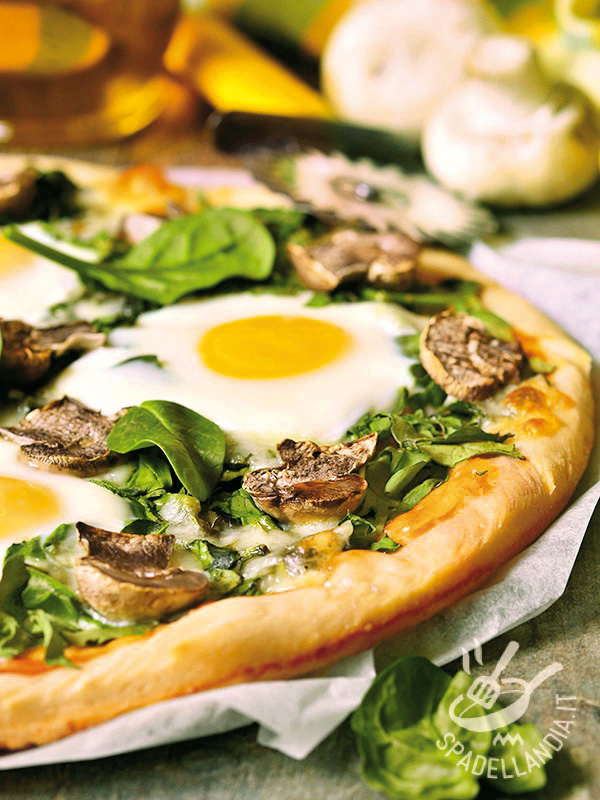 Pizza con uova e verdure