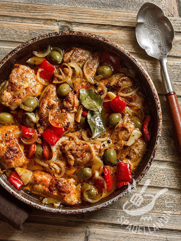 Pollo in umido con olive e peperoni