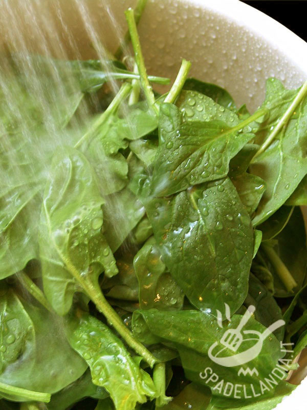 Pulire gli spinaci