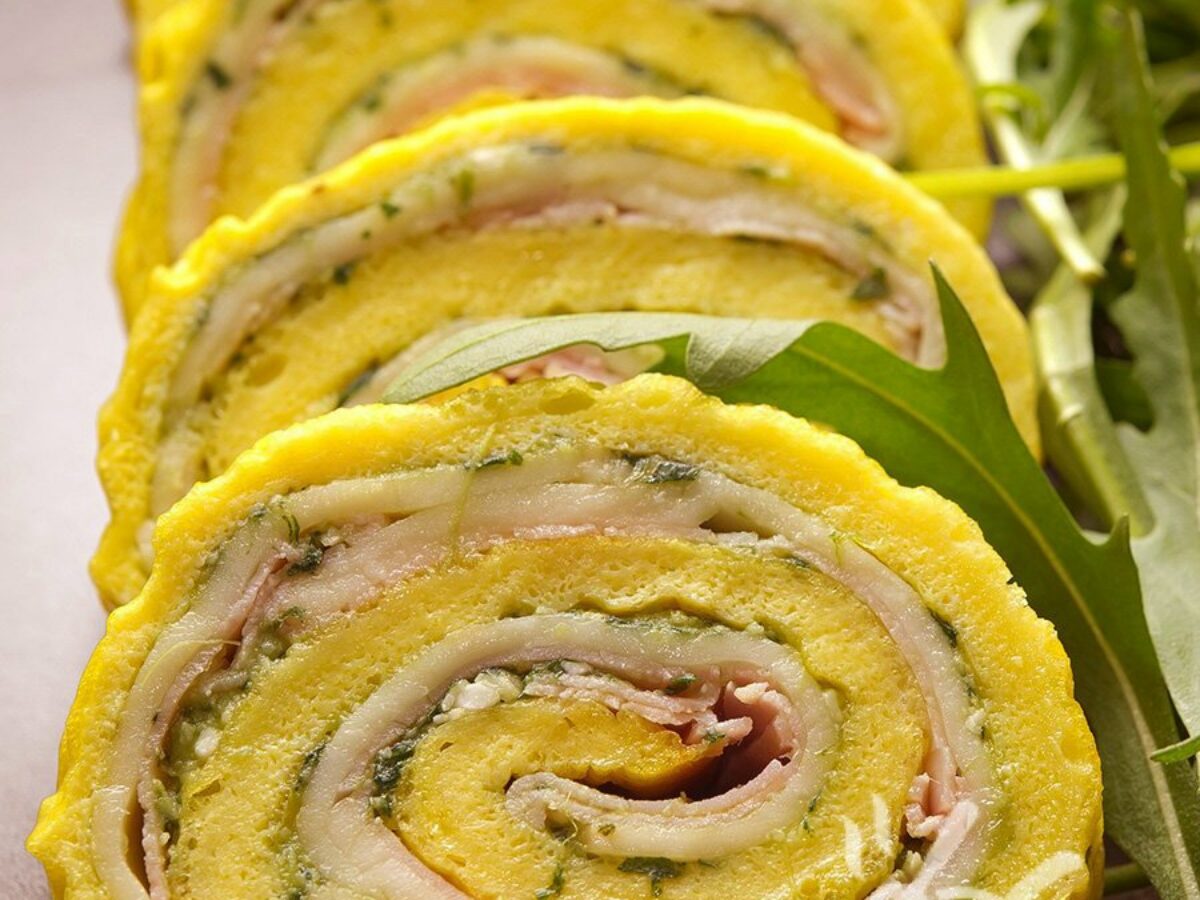 Rotolo di frittata con prosciutto e scamorza 