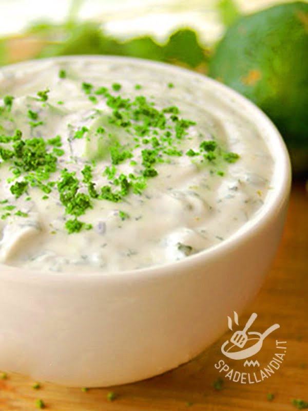 Salsa allo yogurt lime ed erba cipollina (per carni e pesci)