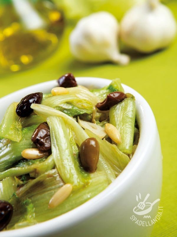 Scarola stufata con olive e pinoli