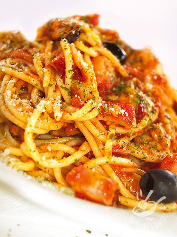 Spaghetti ai peperoni e olive