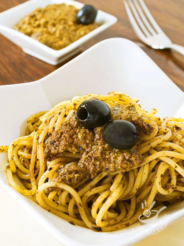 Spaghetti al pesto di olive e mandorle