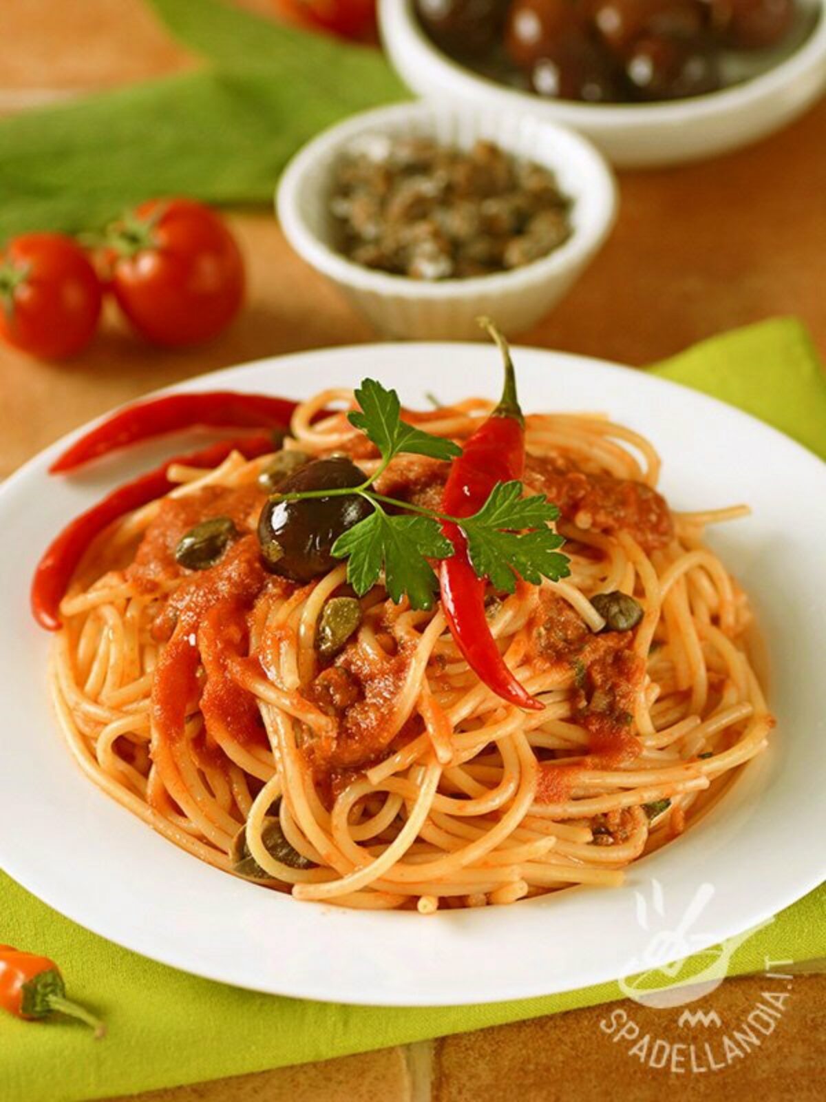 Spaghetti integrali risottati con sugo piccante ai pomodorini