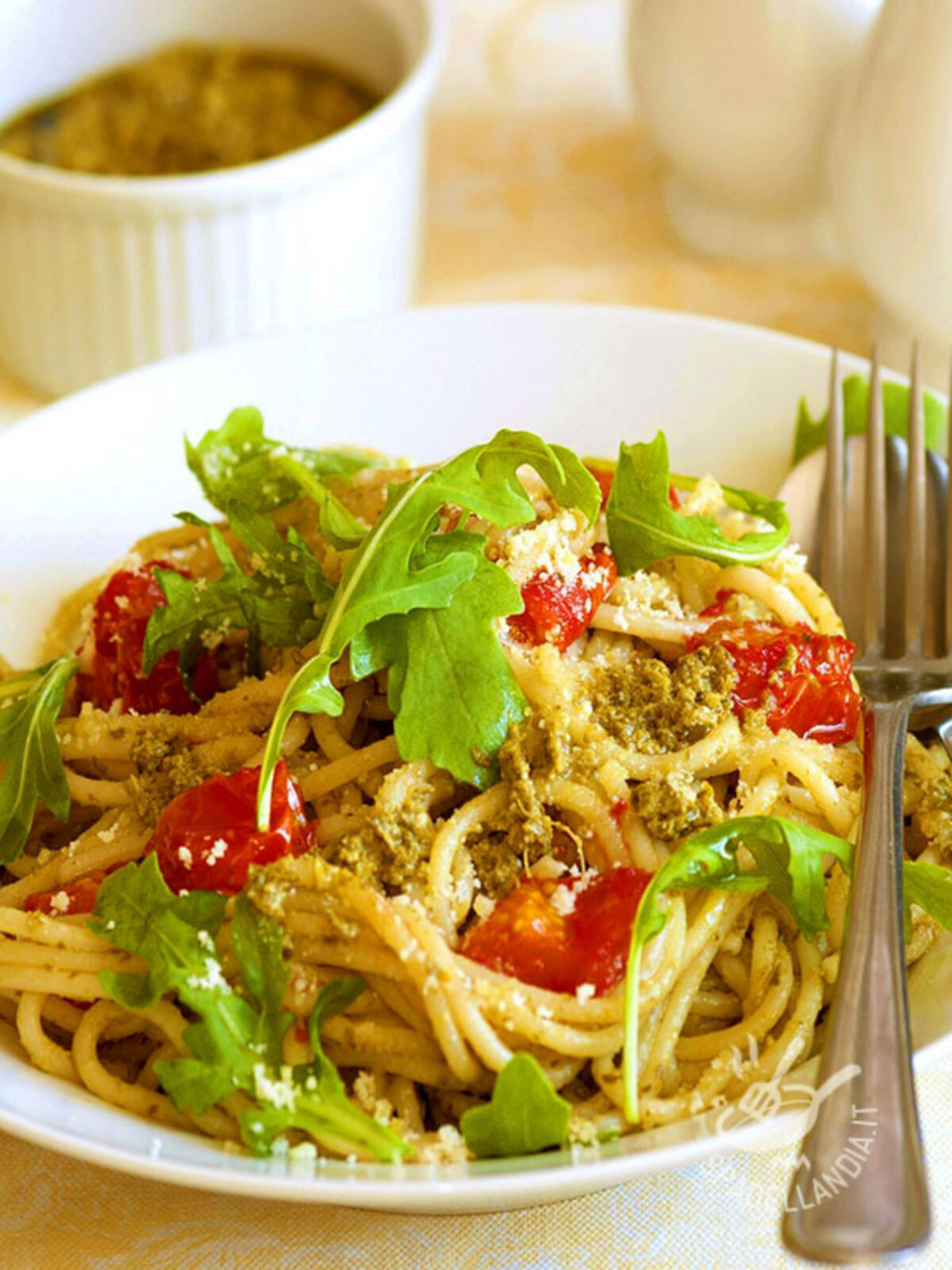 Spaghetti con pesto di rucola e noci 