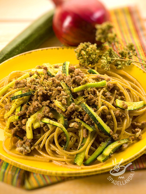 Spaghetti integrali al ragù bianco e zucchine