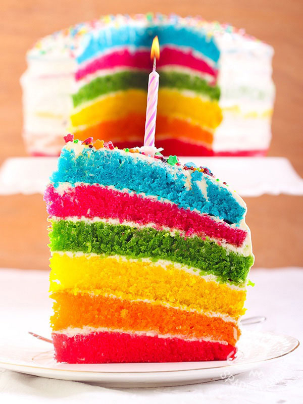 Torta arcobaleno per compleanno