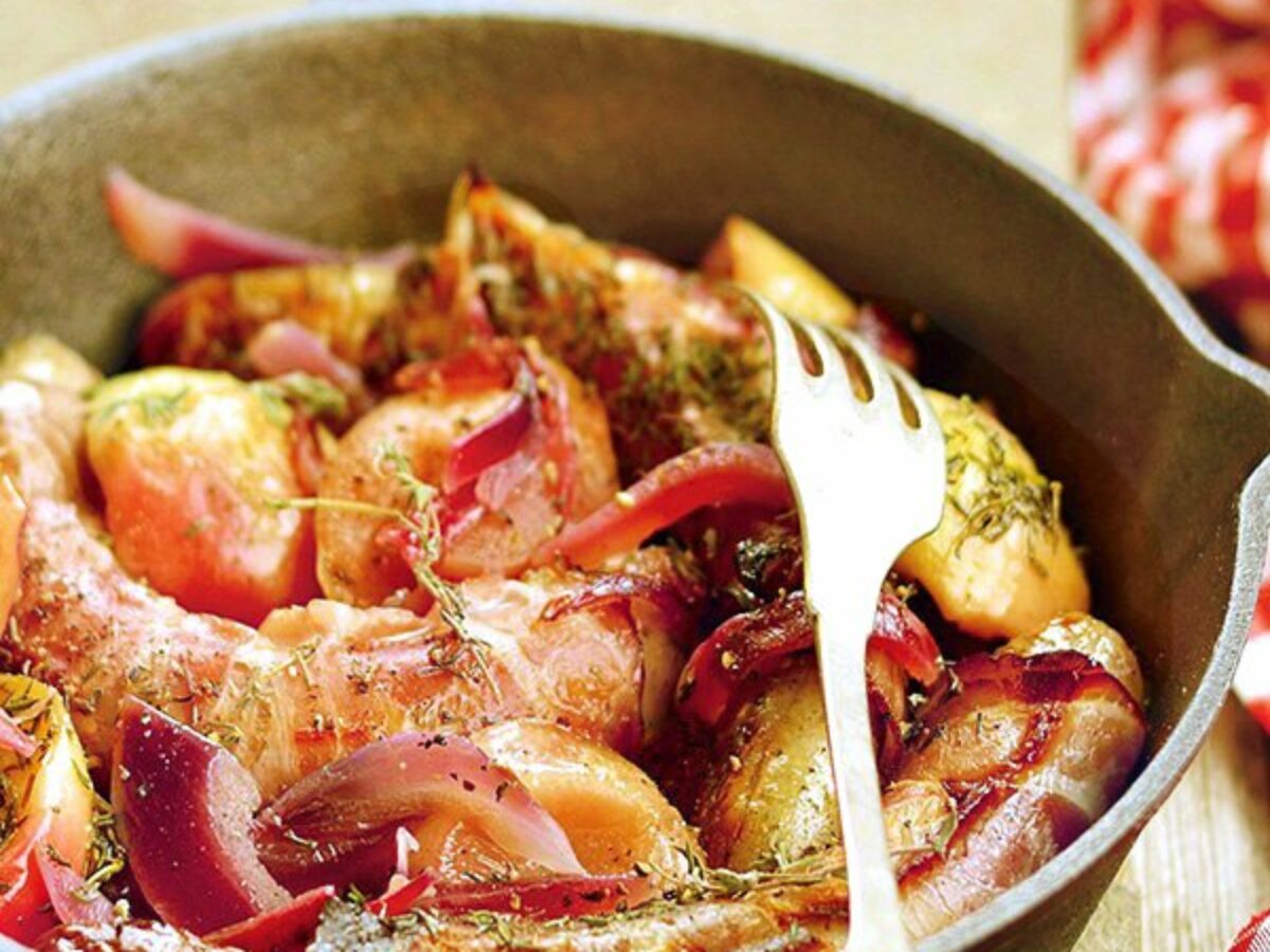 Wurstel in padella con patate e cipolle rosse 