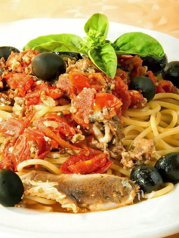 Spaghetti con le sarde e olive